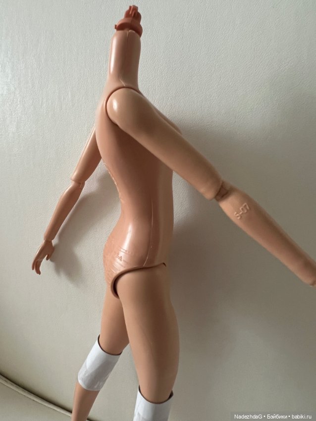 Тело Барби Марго в красном комбинезоне (фото 9)