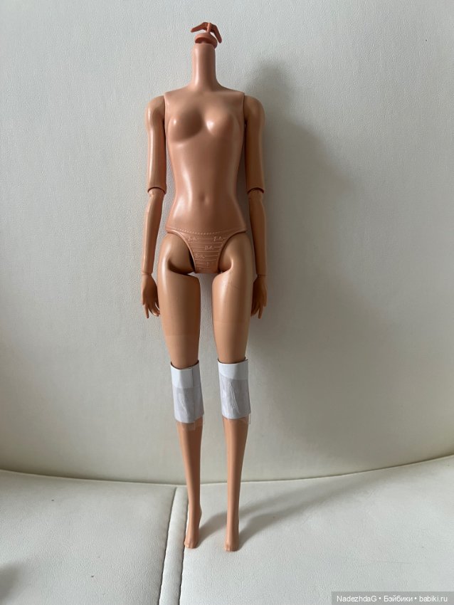 Тело Барби Марго в красном комбинезоне