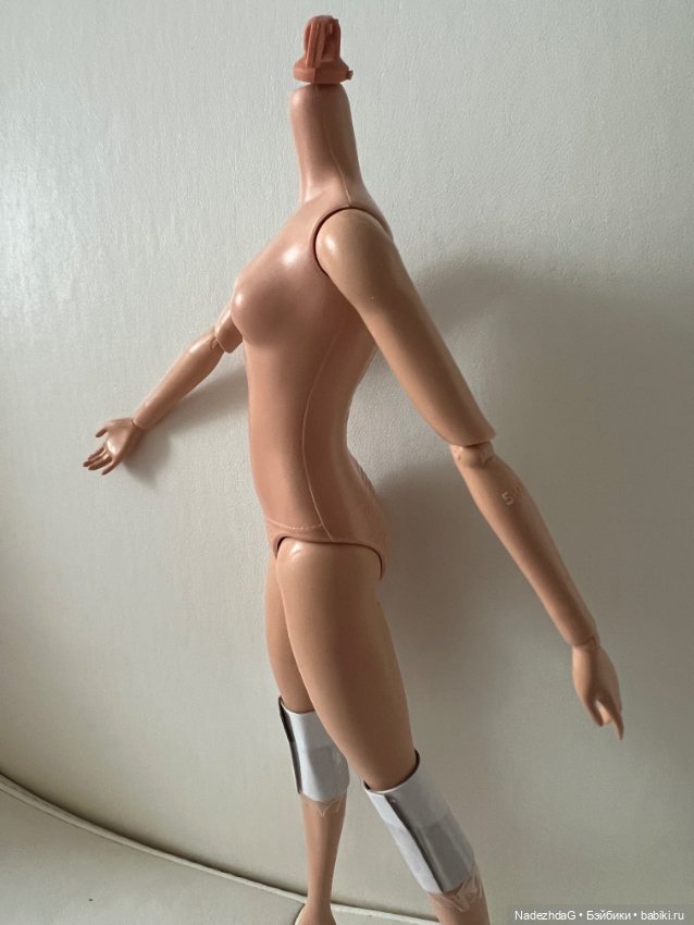 Тело Барби Марго в красном комбинезоне