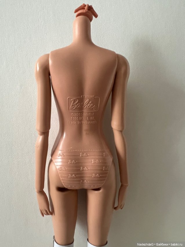 Тело Барби Марго в красном комбинезоне (фото 8)