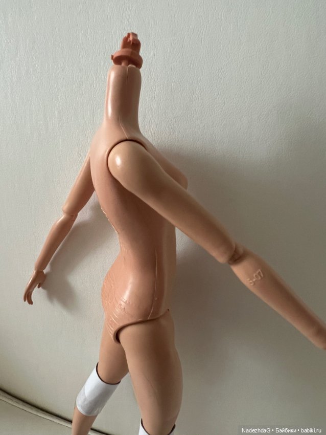 Тело Барби Марго в красном комбинезоне (фото 10)