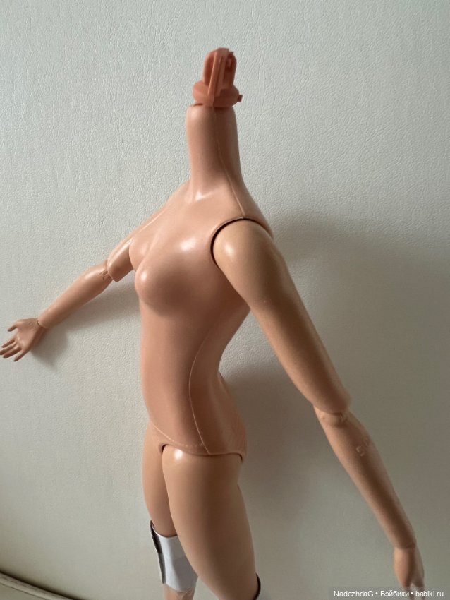 Тело Барби Марго в красном комбинезоне