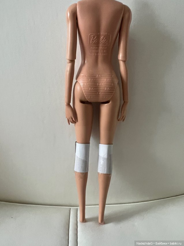 Тело Барби Марго в красном комбинезоне (фото 5)