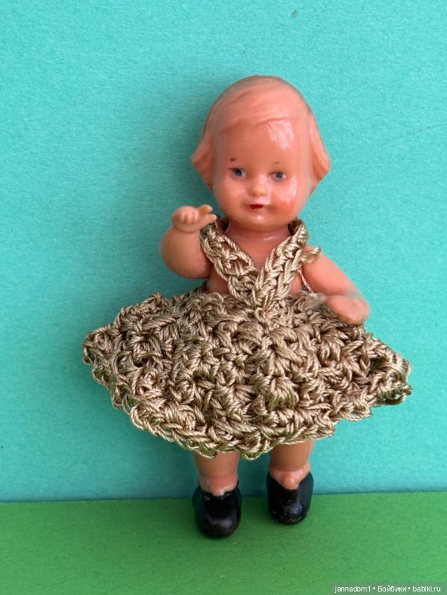 Куколка с рельефными волосами Edi, молд 4/8 в бежевом платье, высота 7 см (фото 6)