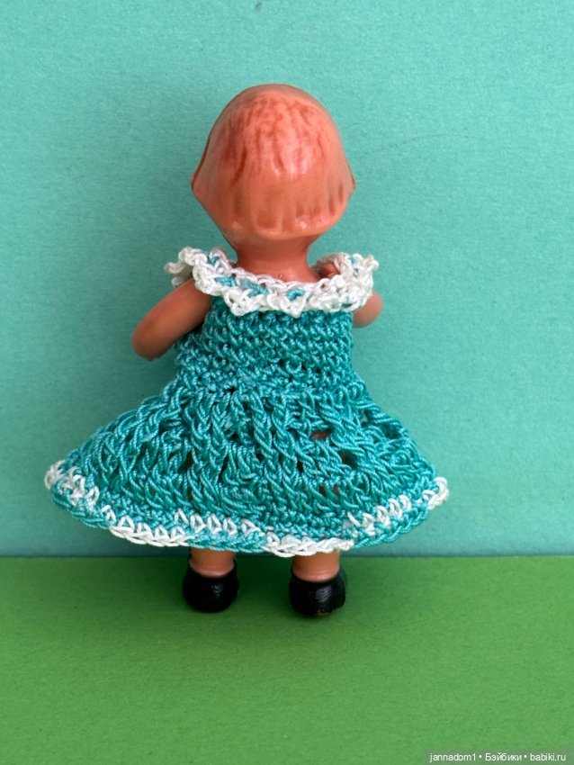 Куколка с рельефными волосами Edi, молд 4/8 в зеленом платье, высота 7 см (фото 3)