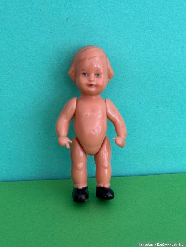 Куколка с рельефными волосами Edi, молд 4/8 в бежевом платье, высота 7 см (фото 4)