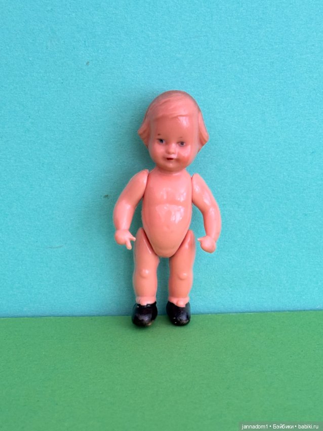 Куколка с рельефными волосами Edi, молд 4/8 в бежевом платье, высота 7 см