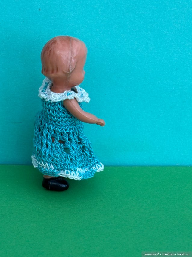 Куколка с рельефными волосами Edi, молд 4/8 в зеленом платье, высота 7 см (фото 5)