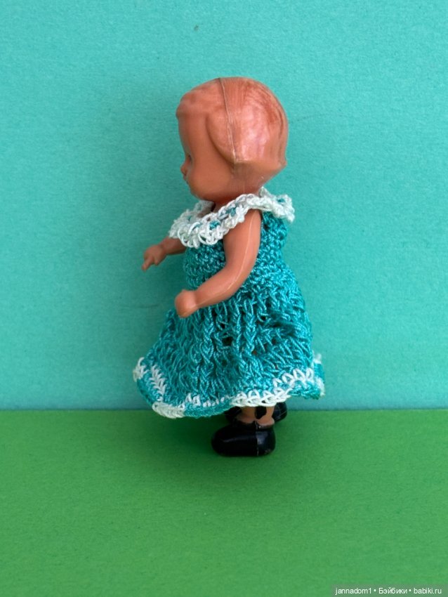 Куколка с рельефными волосами Edi, молд 4/8 в зеленом платье, высота 7 см (фото 4)