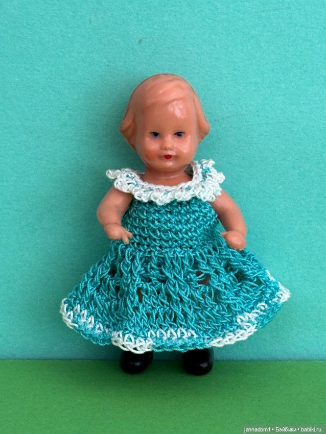 Куколка с рельефными волосами Edi, молд 4/8 в зеленом платье, высота 7 см