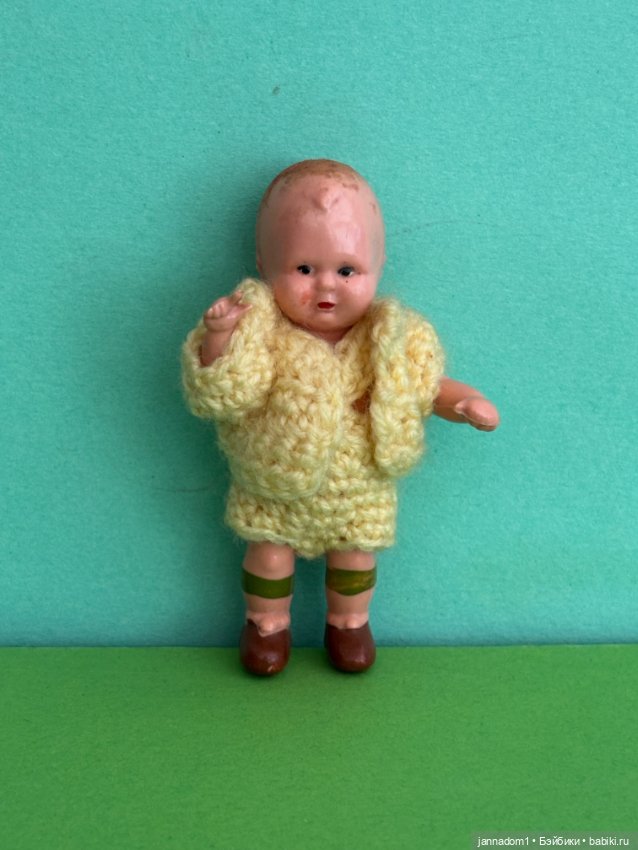 Куколка с рельефными волосами Edi, молд 7 в желтом костюме, высота 7 см
