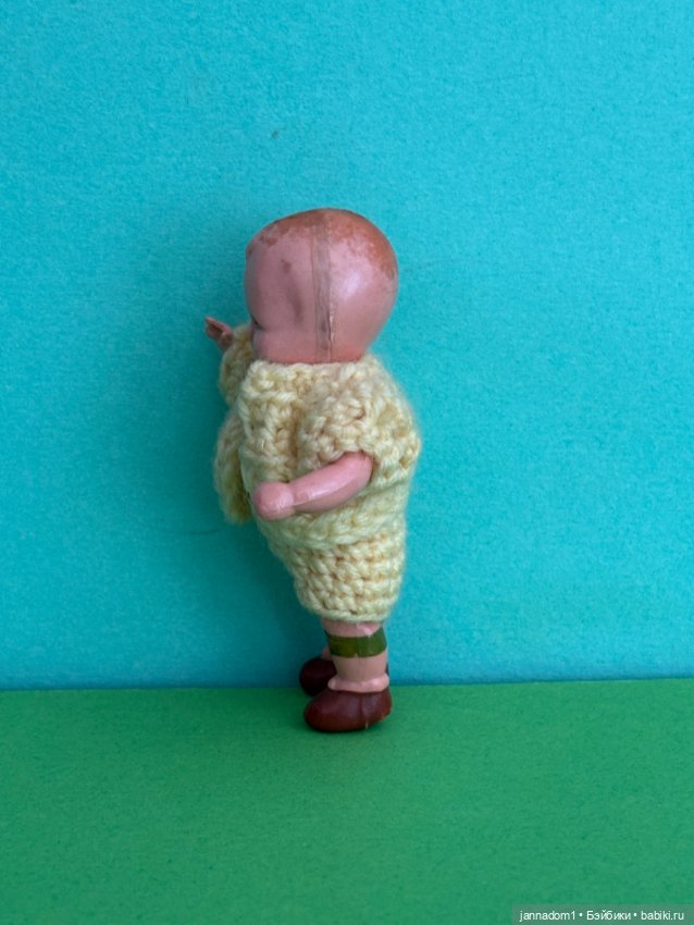 Куколка с рельефными волосами Edi, молд 7 в желтом костюме, высота 7 см (фото 3)