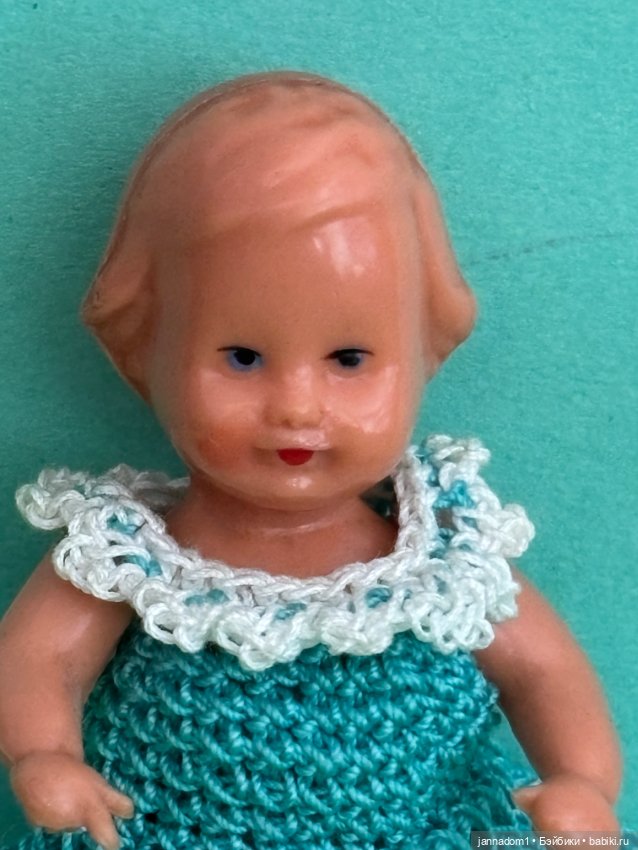 Куколка с рельефными волосами Edi, молд 4/8 в зеленом платье, высота 7 см (фото 2)