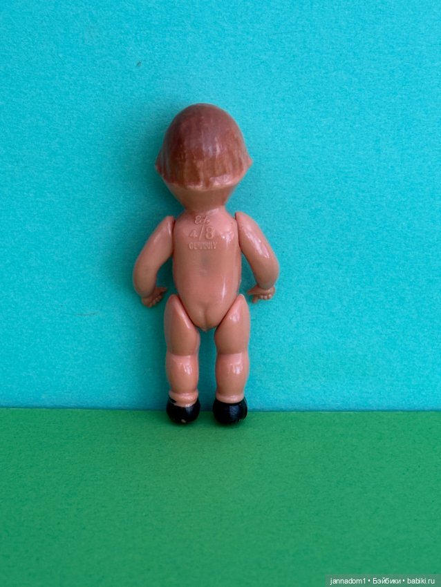 Куколка с рельефными волосами Edi, молд 4/8 в бежевом платье, высота 7 см (фото 2)