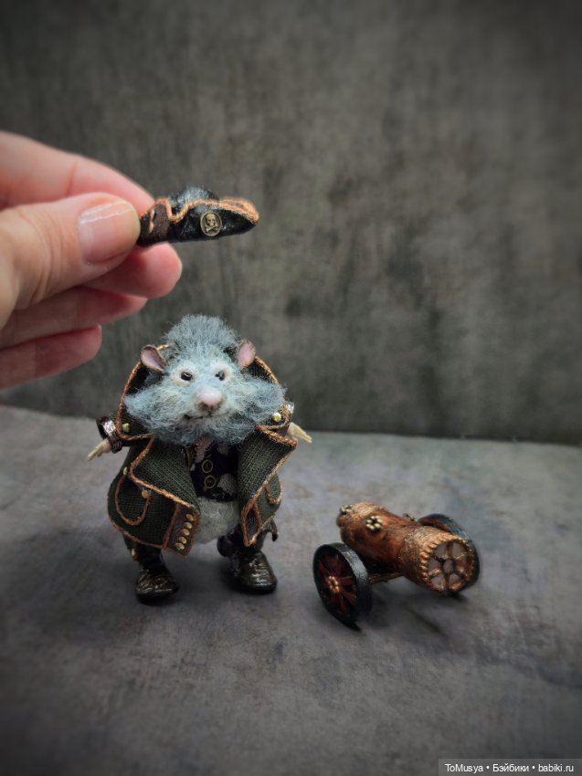 Вязаная миниатюрная игрушка крысик пират Джонни Сильверино