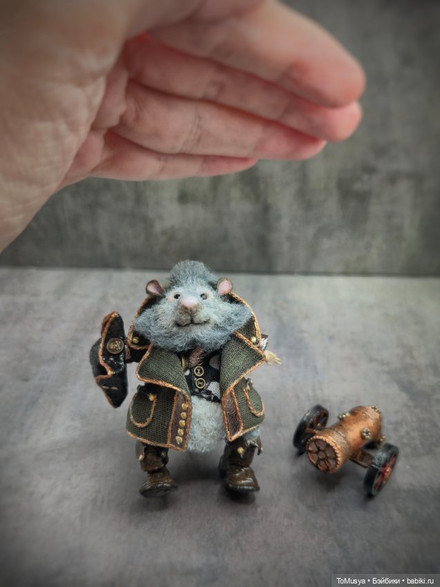 Вязаная миниатюрная игрушка крысик пират Джонни Сильверино (фото 4)
