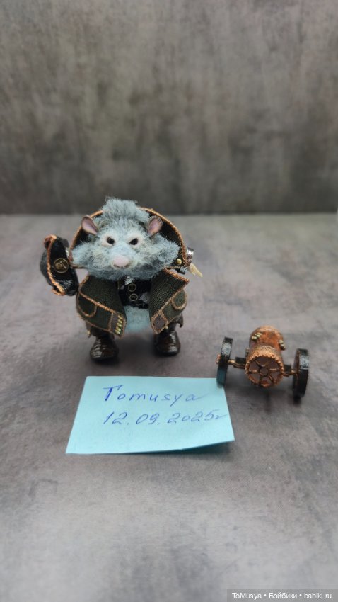 Вязаная миниатюрная игрушка крысик пират Джонни Сильверино (фото 6)