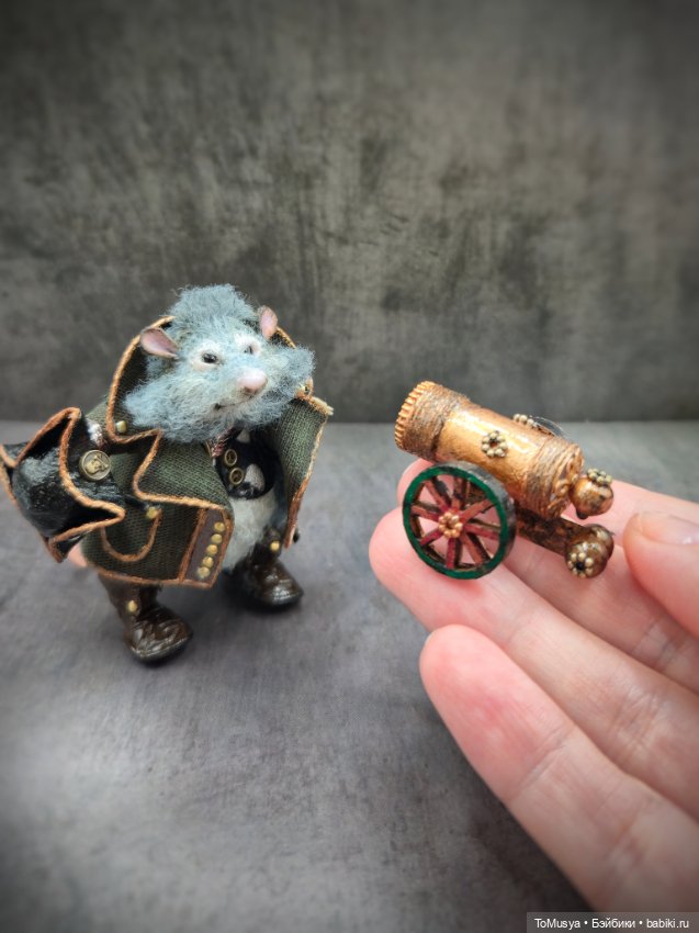 Вязаная миниатюрная игрушка крысик пират Джонни Сильверино (фото 3)