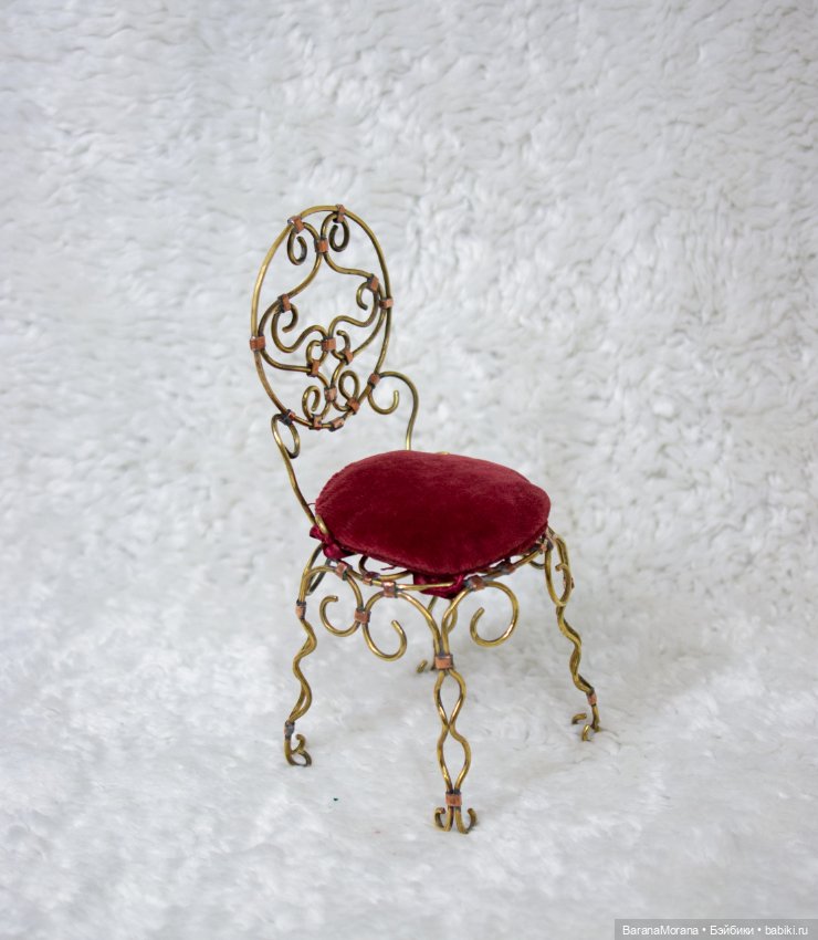 Миниатюра кованый стул с подушкой для куклы 1/6