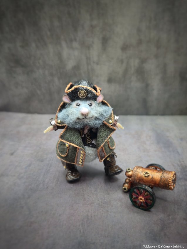 Вязаная миниатюрная игрушка крысик пират Джонни Сильверино (фото 2)