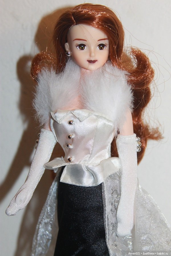 Шикарная Наоми в вечернем наряде (фото 2)