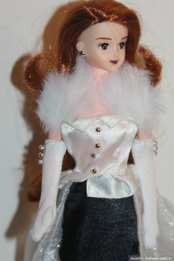 Шикарная Наоми в вечернем наряде (фото 4)