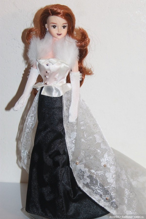 Шикарная Наоми в вечернем наряде