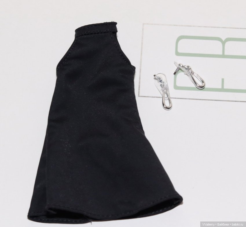 Платье и серьги базовой Клодетт Barbie Basics