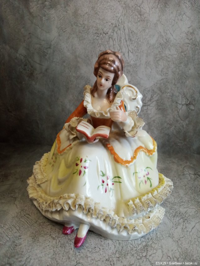 Дама с книгой. Винтаж — Статуэтки