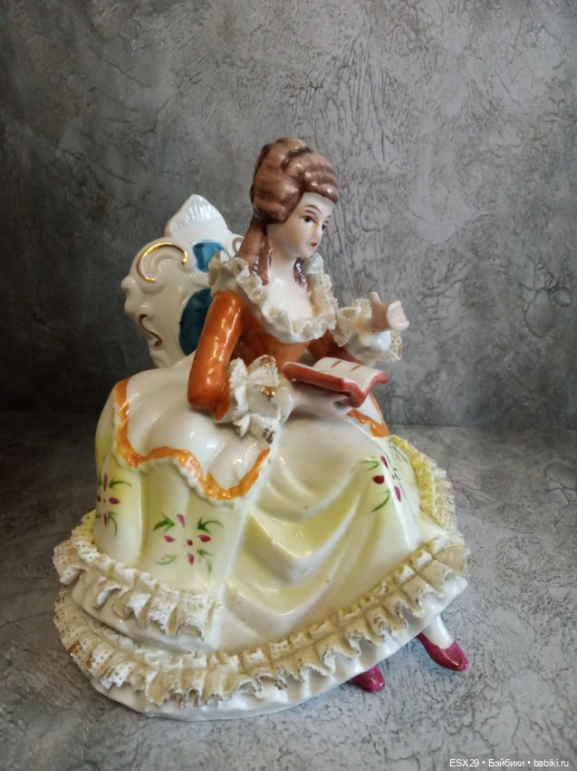 Дама с книгой. Винтаж — Статуэтки (фото 2)