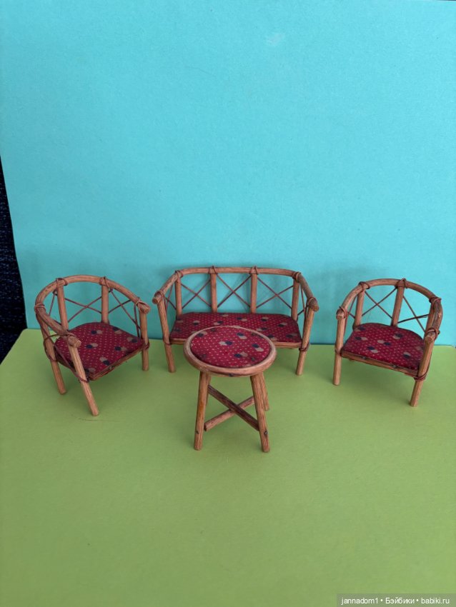 Деревянная мебель для кукольного домика родом из ГДР