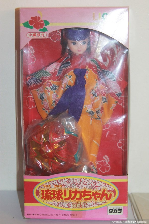 Ликка-брюнетка в национальном костюме острова Рюкю