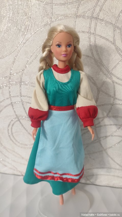 Платье и передник в национальном стиле