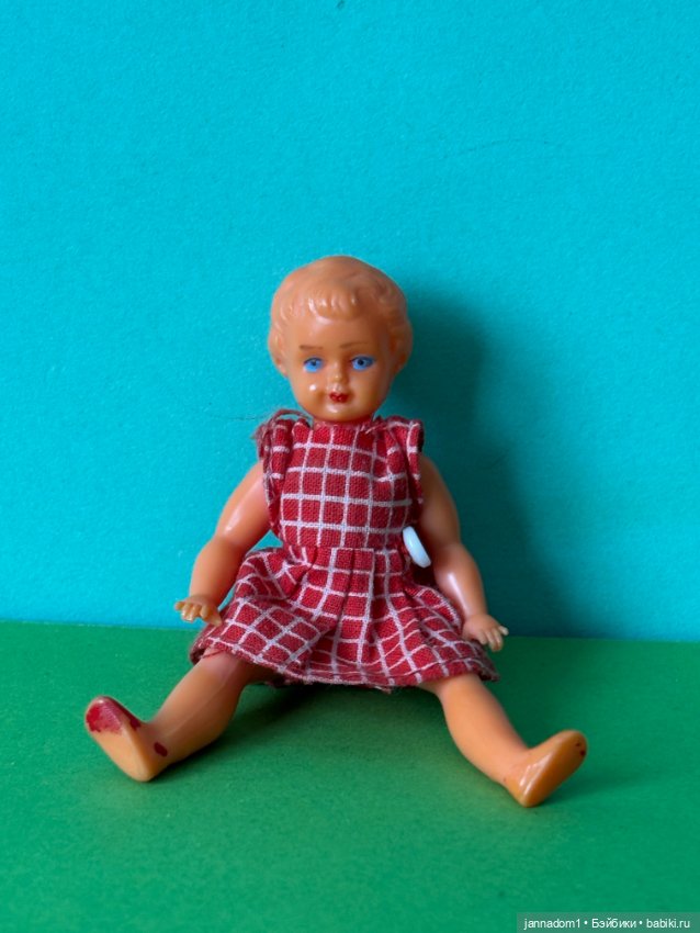 Куколка с рельефными волосами Emil Shwenk, высота 10 см (фото 3)