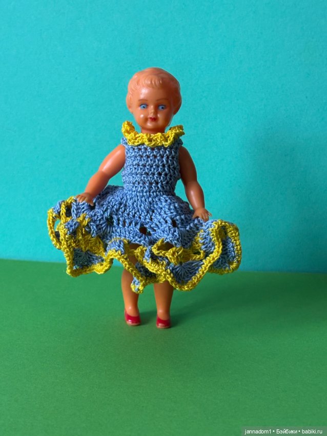 Куколка с рельефными волосами Emil Shwenk, в платье, высота 12 см (фото 5)