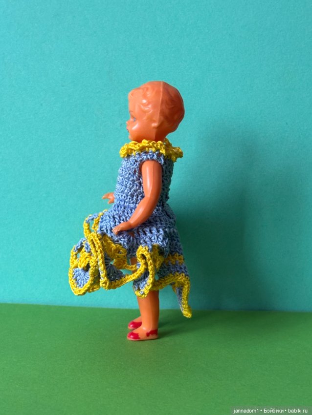 Куколка с рельефными волосами Emil Shwenk, в платье, высота 12 см (фото 2)