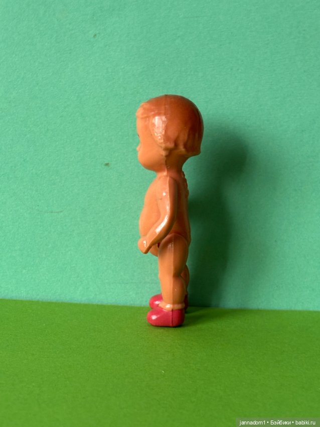 Куколка Edi с рельефными волосами, в малиновых туфельках, высота 8 см (фото 3)