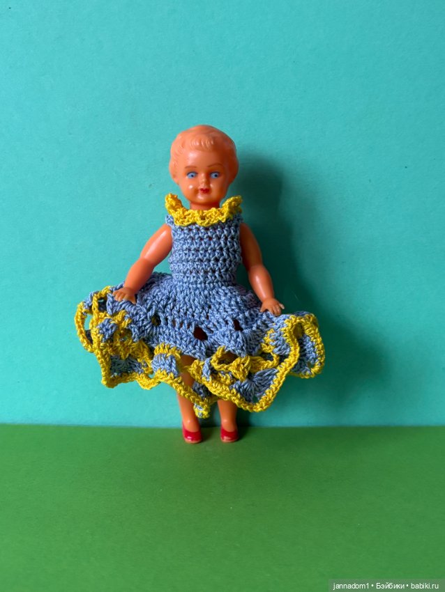 Куколка с рельефными волосами Emil Shwenk, в платье, высота 12 см