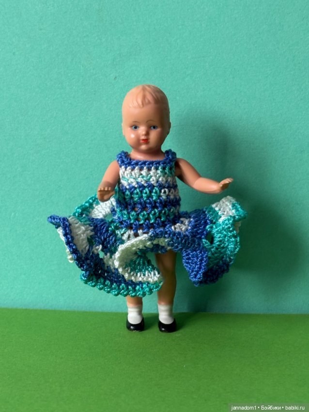 Куколка Plasticbaby с рельефными волосами, в платье, высота 9 см