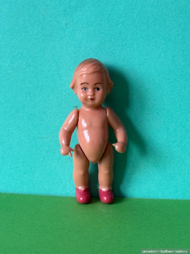Куколка Edi с рельефными волосами, в малиновых туфельках, высота 8 см
