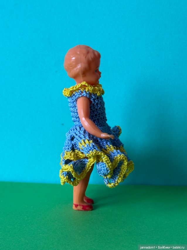 Куколка с рельефными волосами Emil Shwenk, в платье, высота 12 см (фото 4)