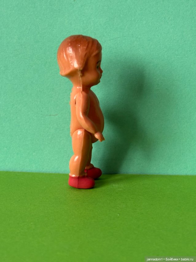 Куколка Edi с рельефными волосами, в малиновых туфельках, высота 8 см (фото 4)