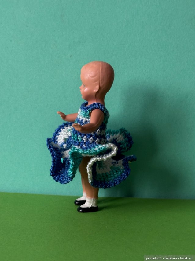 Куколка Plasticbaby с рельефными волосами, в платье, высота 9 см (фото 2)