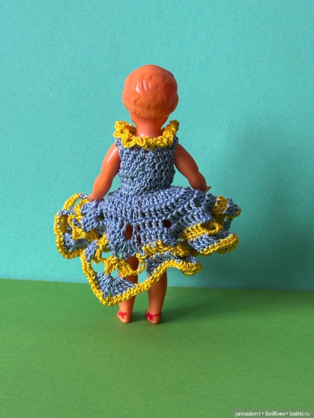 Куколка с рельефными волосами Emil Shwenk, в платье, высота 12 см (фото 3)