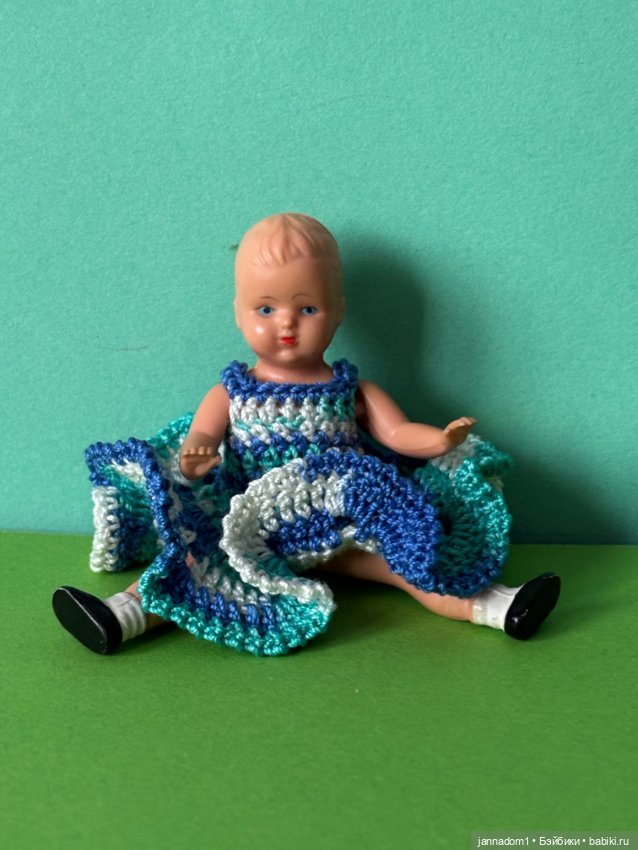 Куколка Plasticbaby с рельефными волосами, в платье, высота 9 см (фото 5)