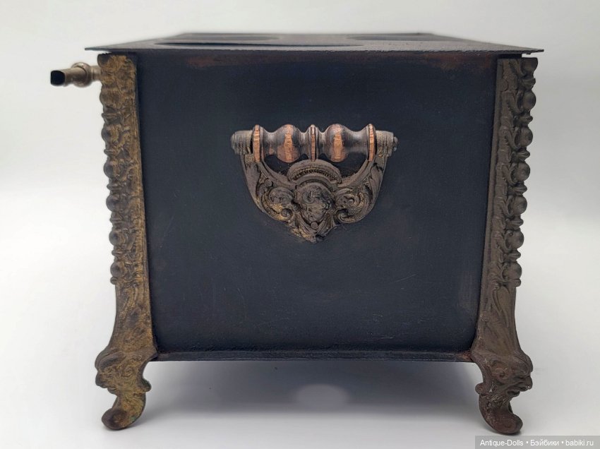 Антикварная кухонная печка с чугунными кастрюлями для кукол (фото 6)