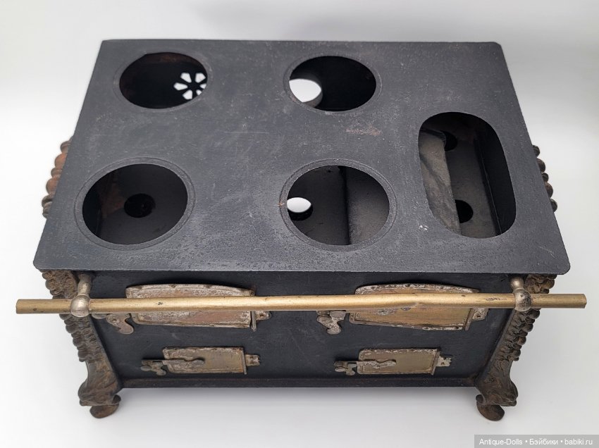 Антикварная кухонная печка с чугунными кастрюлями для кукол (фото 2)