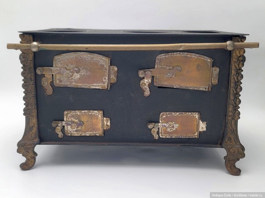 Антикварная кухонная печка с чугунными кастрюлями для кукол