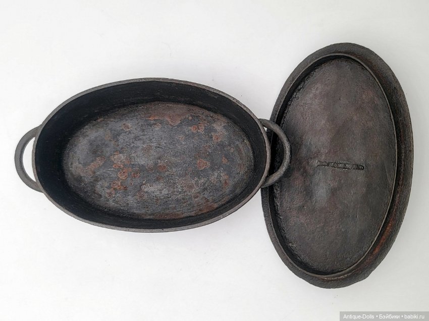 Антикварная кухонная печка с чугунными кастрюлями для кукол