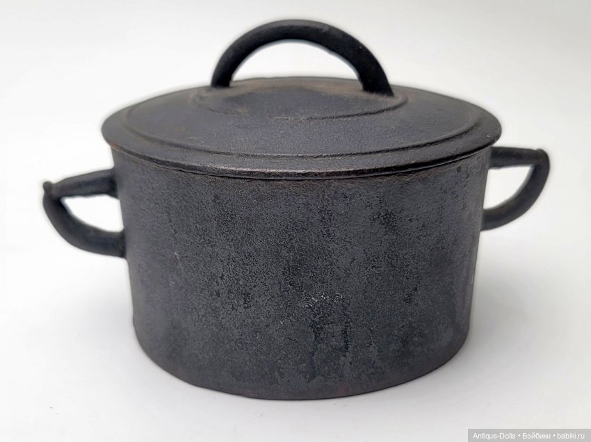 Антикварная кухонная печка с чугунными кастрюлями для кукол